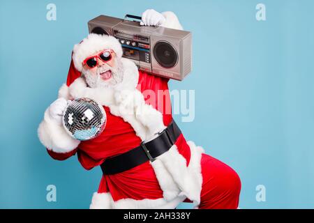 Portrait de son il nice cool joyeux fat Content Joyeux Heureux joie extatique crazy Santa barbu sans soucis de bande de transport dvd dancing s'amusant Banque D'Images