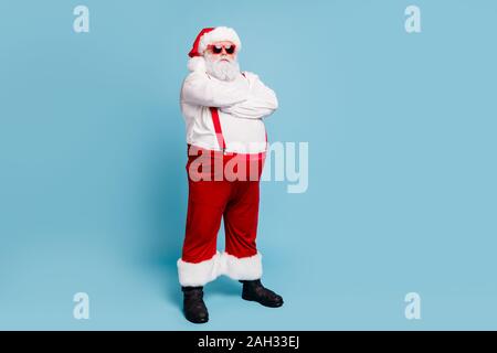 La taille du corps sur toute la longueur de sa vue il nice cool trendy strict sévère Santa barbu de Saint Nicolas, les bras croisés sur isolé vivid shine bleu lumineux Banque D'Images