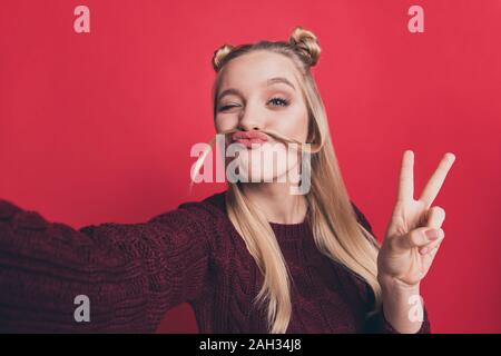 Photo gros plan de jolie dame de fausses moustache avec curl décisions autoportraits montrant le symbole en v pull tricoté usure couleur rouge pastel isolés Banque D'Images