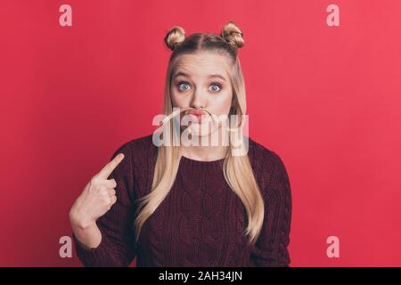 Je suis comme guy. Photo de jolie dame de fausses moustaches avec curl long doigt diriger sur expression drole porter pull tricoté pastel isolés Banque D'Images