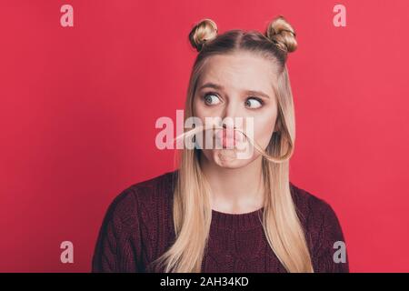 Photo de jolie dame de fausses moustache avec curl expression drole à se demande dans l'espace vide porter pull tricoté couleur rouge pastel isolés Banque D'Images