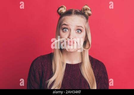 Photo gros plan de jolie dame de fausses moustaches avec curl long drôle expression du visage Porter pull en tricot de couleur rouge pastel isolés Banque D'Images