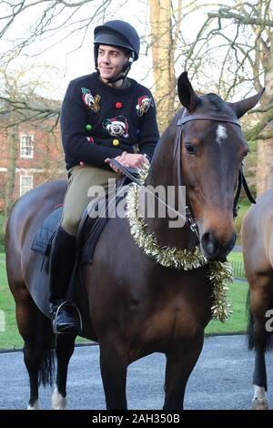 Blackheath, Londres, Royaume-Uni. 24 Décembre, 2019. La Troupe du Roi Royal Horse Artillery a enfilé des tenues de Noël pour le réveillon de Noël traditionnel ride à partir de sa base de Woolwich à Morden College à Blackheath. Crédit : Rob Powell/Alamy Live News Banque D'Images