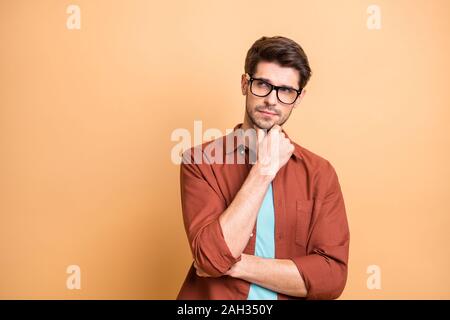 Close-up portrait de son accent grave attrayant il beau brun esprit professionnel d'expérience de la pensée économiste financier touchant Banque D'Images