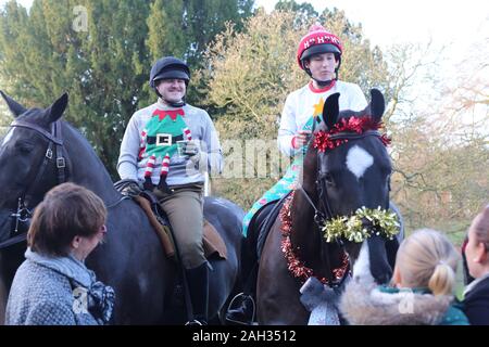 Blackheath, Londres, Royaume-Uni. 24 Décembre, 2019. La Troupe du Roi Royal Horse Artillery a enfilé des tenues de Noël pour le réveillon de Noël traditionnel ride à partir de sa base de Woolwich à Morden College à Blackheath. Crédit : Rob Powell/Alamy Live News Banque D'Images