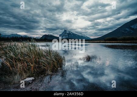 Le mont Rundle et lacs Vermillion dans un coucher de soleil nuageux, Banff, Alberta, Canada Banque D'Images