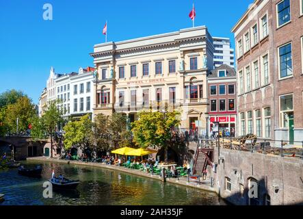 Voir l'historique du centre-ville d'Utrecht avec l'Oudegracht (Vieux canal), les embarcadères et le Winkel van Sinkel sur un après-midi ensoleillé. Banque D'Images