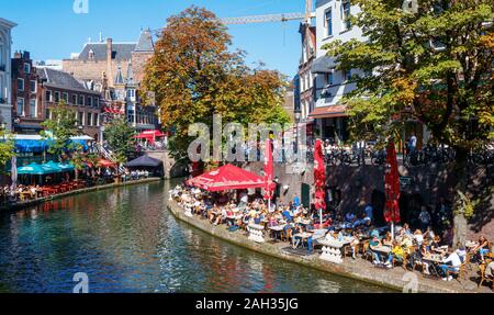 UTRECHT, Pays-Bas - le 21 septembre 2019 : vue sur le centre-ville avec l'Oudegracht (Vieux canal) rempli de touristes profitant de la non identifiés Banque D'Images