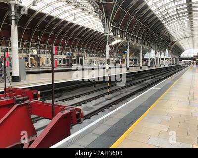 La gare de Paddington, qui dessert l'Ouest, Pays de Galles du Sud, vallée de la Tamise et de l'aéroport de Heathrow, est vide de trains sur la veille de Noël à cause de grands travaux d'ingénierie au cours de la période des fêtes sur la ligne de chemin de fer entre Paddington et Slough. Banque D'Images