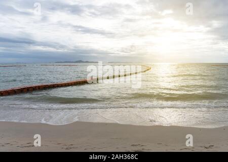 Coucher du soleil à l'été à la mer Banque D'Images
