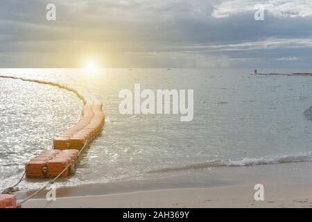 Coucher du soleil à l'été à la mer Banque D'Images