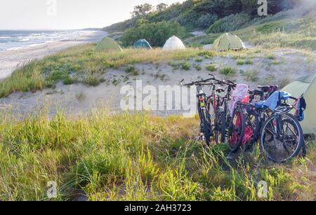 Les touristes cyclistes sur la plage, camping touristique et des vélos sur le bord de la mer, région de Kaliningrad, Russie, le 30 juin, 2019 Banque D'Images