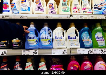 Les bouteilles de détergent à lessive Perwoll dans un magasin Banque D'Images