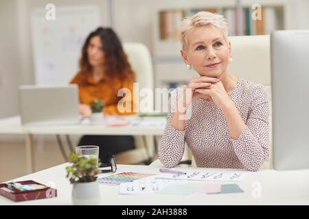 Deux femmes qui travaillent en tant que créateurs de mode en offiice moderne portrait horizontal Banque D'Images