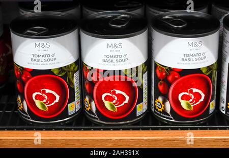 Soupe de tomates et de basilic chez M&S au Royaume-Uni Banque D'Images