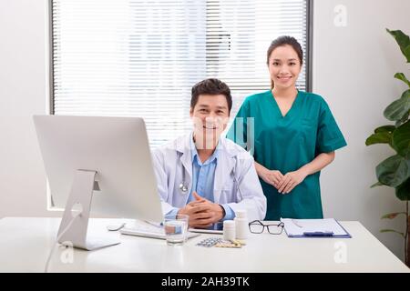 Portrait of medical doctors working together in office Banque D'Images