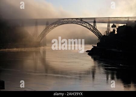 Ponts sur le Douro à Porto en un jour brumeux Banque D'Images