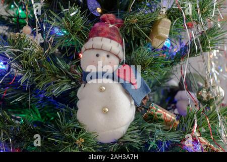 Bonhomme suspendu à l'arbre de Noël, pris en KIngs Lynn, Norfolk, UK, le 23 mai 2019. Banque D'Images