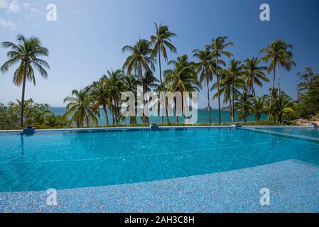 Une piscine à débordement entre les palmiers sur la plage sur l'océan Pacifique, l'archipel de las Perlas, Panama, Amérique Centrale Banque D'Images