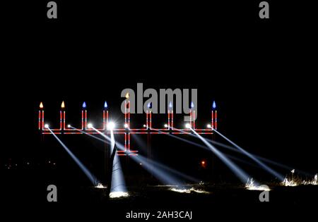 Tel Aviv, Hemed Village près de la ville israélienne de Tel Aviv. Dec 23, 2019. Une grande menorah décoration est placée pour célébrer Hanoukka, Fête juive des lumières, en face de Hemed Village près de la ville israélienne de Tel Aviv, le 23 décembre 2019. Credit : Gil Cohen Magen/Xinhua/Alamy Live News Banque D'Images