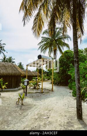 Les bungalows et les maisons dans les Maldives avec belle mer turquoise et nuages dans le ciel Banque D'Images