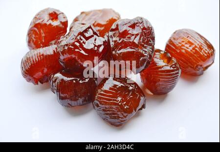 Jujube chinois revêtement bonbons d'érable sur fond blanc Banque D'Images