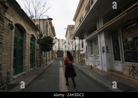 Femme traverse une rue de l'ancienne partie de la ville de Limassol, Chypre Banque D'Images