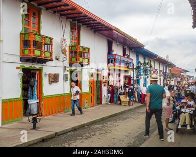 Salento - la Colombie, le 3 novembre 2019 Les gens apprécient dans la rue principale du Salento en Colombie Banque D'Images