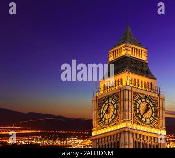 La tour de l'horloge - Big Ben avec une vue sur le paysage urbain historique lors de la soirée quelques minutes après le coucher du soleil. Banque D'Images