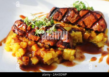 Steak grillé avec sauce au poivre sur pumpkin Banque D'Images