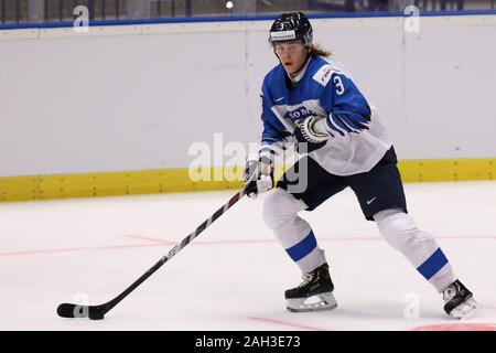 Ostrava, République tchèque. Dec 23, 2019. Anttoni Honka (FIN) pendant un match préliminaire entre le Canada et la Finlande avant le championnat mondial junior 2020 Championnat du Monde de Hockey sur glace, à Ostrava, en République tchèque, le 23 décembre 2019. Crédit : Petr Sznapka/CTK Photo/Alamy Live News Banque D'Images