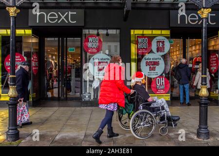Southport, Merseyside. Météo France 24 Décembre, 2019. Journée très commerçante dans le centre-ville UK Weather ; fine chaude journée avec les préparatifs en cours pour le prochain 6h le lendemain de la vente à Southport. /AlamyLiveNews MediaWorldImages : crédit. Banque D'Images