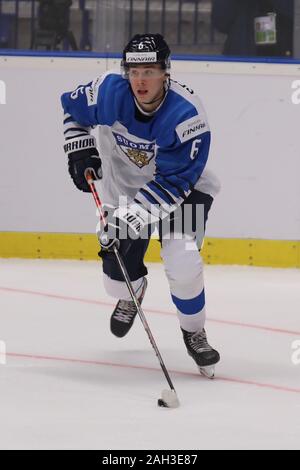 Ostrava, République tchèque. Dec 23, 2019. Peetro Seppala (FIN) pendant un match préliminaire entre le Canada et la Finlande avant le championnat mondial junior 2020 Championnat du Monde de Hockey sur glace, à Ostrava, en République tchèque, le 23 décembre 2019. Crédit : Petr Sznapka/CTK Photo/Alamy Live News Banque D'Images