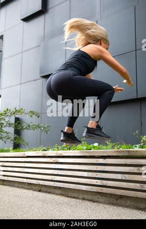 Femme Fitness de plein air dans l'environnement urbain de saut Banque D'Images