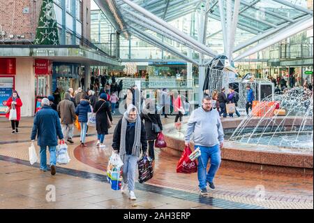 Coventry, West Midlands, Royaume-Uni. Le 24 décembre, 2019. Centre-ville de Coventry a vu la foule massive des consommateurs aujourd'hui faisant leurs achats de Noël de dernière minute avant le grand jour demain. Credit : Andy Gibson/Alamy Live News. Banque D'Images