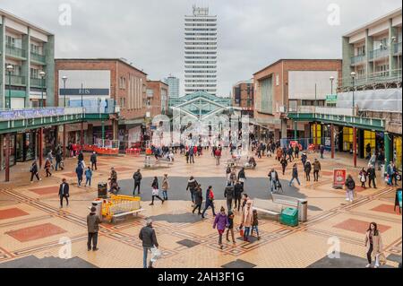 Coventry, West Midlands, Royaume-Uni. Le 24 décembre, 2019. Centre-ville de Coventry a vu la foule massive des consommateurs aujourd'hui faisant leurs achats de Noël de dernière minute avant le grand jour demain. Credit : Andy Gibson/Alamy Live News. Banque D'Images