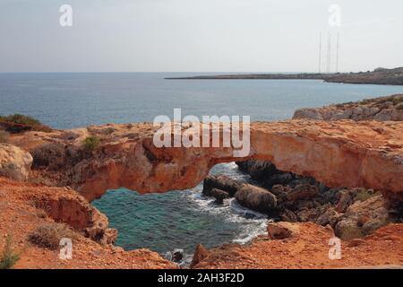 Arche de pierre sur la côte de la mer. Cape Greco, Aya Napa, Chypre Banque D'Images