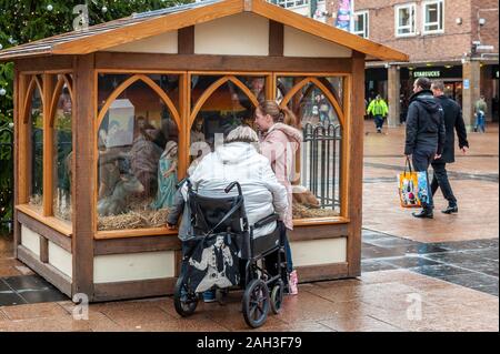 Coventry, West Midlands, Royaume-Uni. Le 24 décembre, 2019. Centre-ville de Coventry a vu la foule massive des consommateurs aujourd'hui faisant leurs achats de Noël de dernière minute avant le grand jour demain. Credit : Andy Gibson/Alamy Live News. Banque D'Images