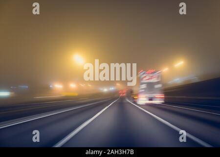 Conduite de nuit rapide sur l'Autoroute, Vue depuis l'intérieur d'une voiture Banque D'Images
