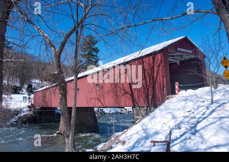 La neige couvert vue ouest cornwall pont fleuri enjambant la rivière Housatonic sur une journée d'hiver ensoleillée dans le Connecticut. Banque D'Images