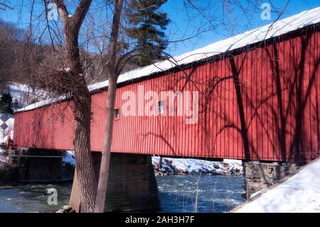 La neige couvert vue ouest cornwall pont fleuri enjambant la rivière Housatonic sur une journée d'hiver ensoleillée dans le Connecticut. Banque D'Images