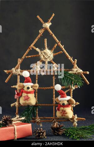 Deux petites souris de Noël en peluche, cadeau et décorations sur table noire. Composition verticale de Noël avec symbole de 2020 selon l'horoscope chinois Banque D'Images