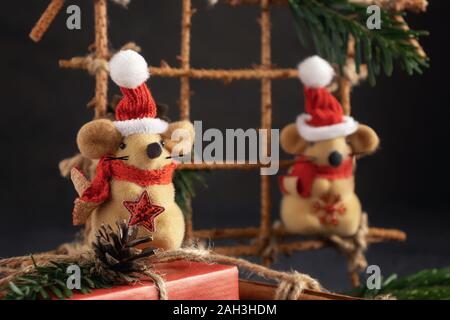 Deux petites souris de Noël cadeaux, jouets et décorations sur un tableau noir. Composition de Noël avec le symbole de l'année 2020 selon l'horoscope chinois Banque D'Images