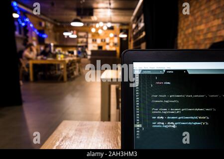 Ordinateur portable avec code de programmation dans Office 24. Faible profondeur de champ. Banque D'Images