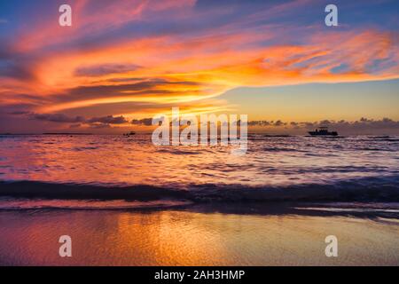 Le paysage de l'île tropicale plage, coucher de soleil. Magnifique coucher de soleil sur la mer sur la plage blanche sur une île des Caraïbes Mujeres Mexique Banque D'Images