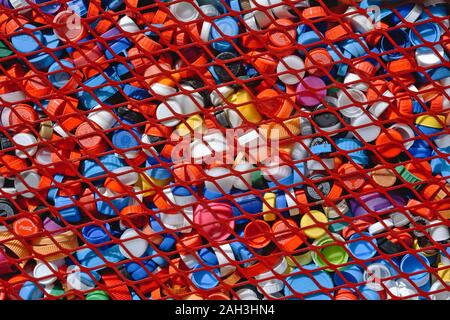 Bouchons plastique en PET texture de diverses couleurs arrière-plan. Recyclage du plastique pour protéger l'environnement moyen Banque D'Images