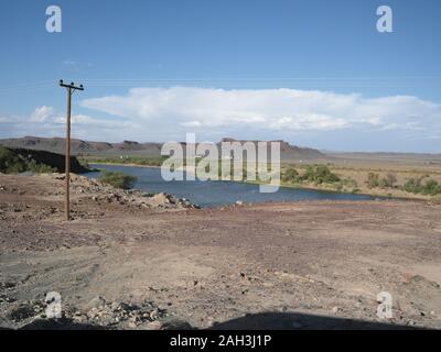 Trekking à travers l'Afrique - Afrique du Sud Rivière Orange - frontière de la Namibie Banque D'Images