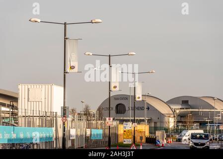 En cours de construction au cours de l'expansion à l'aéroport de Londres Southend, Essex, Royaume-Uni. La gare et le parking. L'escrime et la thésaurisation. Cônes Banque D'Images