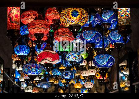 Lanternes colorées du Moyen-Orient. Lampes de style turc Banque D'Images