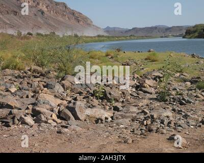 Trekking à travers l'Afrique - Afrique du Sud Rivière Orange - frontière de la Namibie Banque D'Images